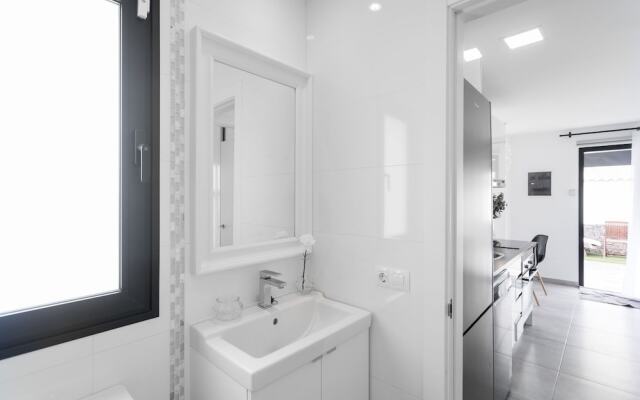 Urban Chill House with Terrace, BBQ & Wifi in the centre by Holidays Home