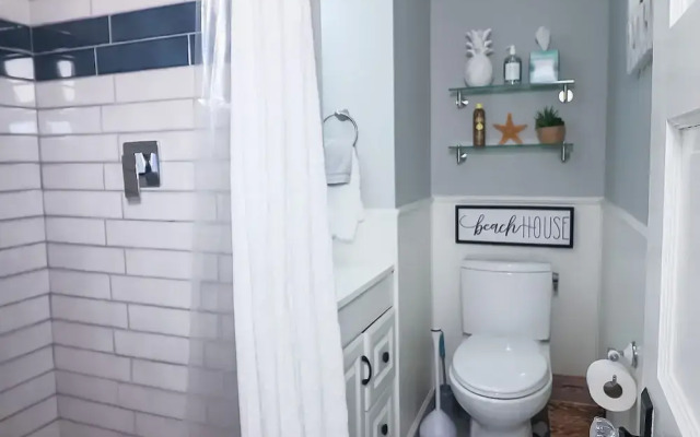 Vibrant Bungalow 2 Minutes to the Beach