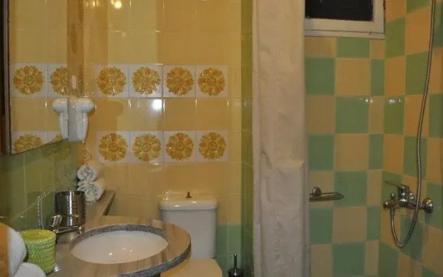 Okeania Seafront Rooms in Kamena Vourla