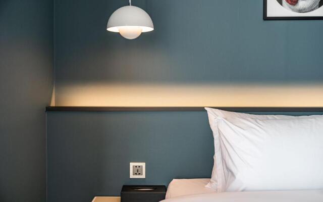 Brown-dot Hotel Signature