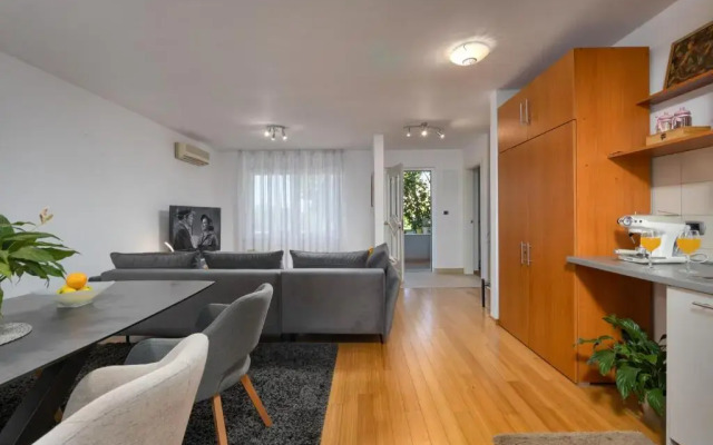 Terra Magica Deluxe Apartment OR Room with Private Parking, Terrace and Sea View