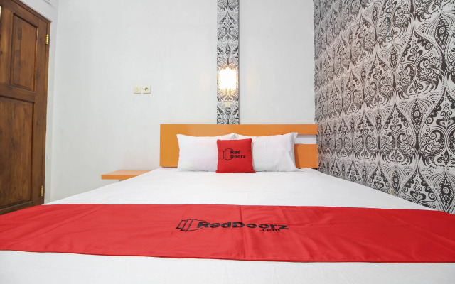 RedDoorz Plus near Hartono Mall