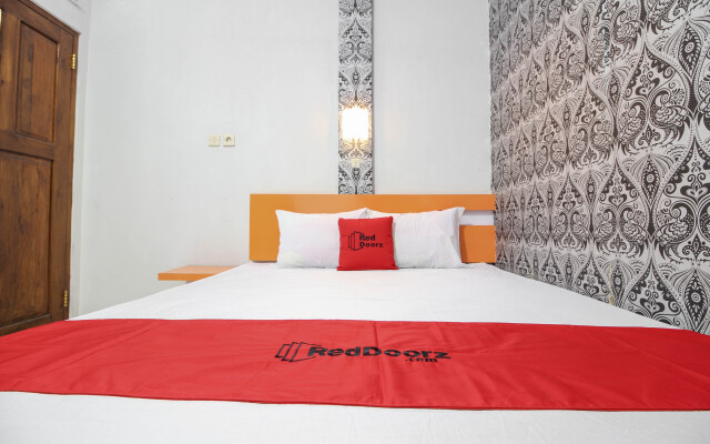 RedDoorz Plus near Hartono Mall