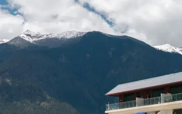 LinZhi Joy Crown Resort hotel