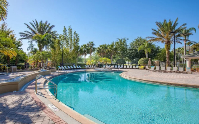 Beautiful Modern Condo, Near Parks-2012
