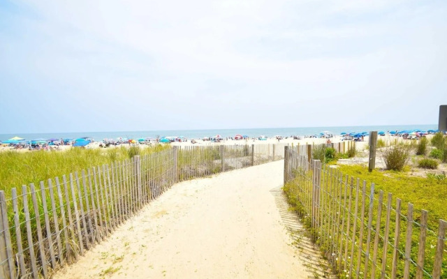 Atlantis 909 2 Bedroom Condo by RedAwning