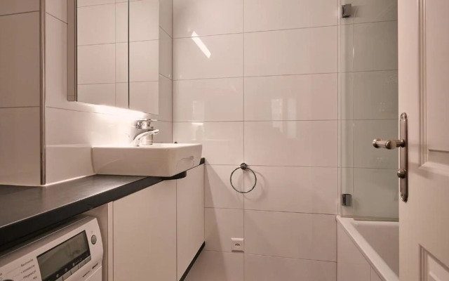 City Center Apartment with Mountain View