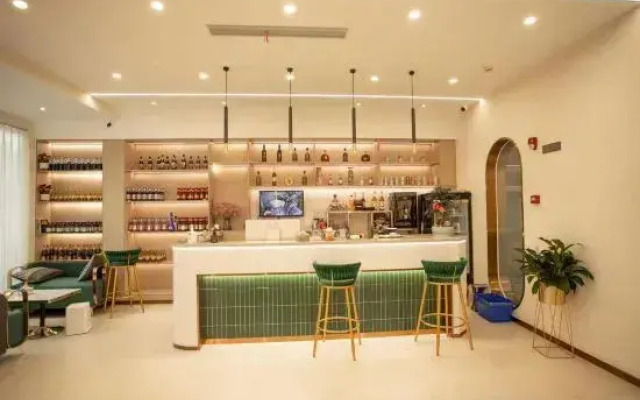 Gangsha Hotel (Wuhan Caidian Economic Development Zone Zhashan Square Branch)