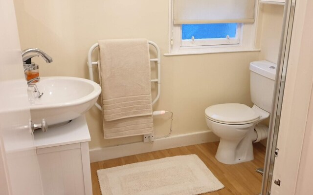 Atholl Rd Self Catering - 127 Central Location