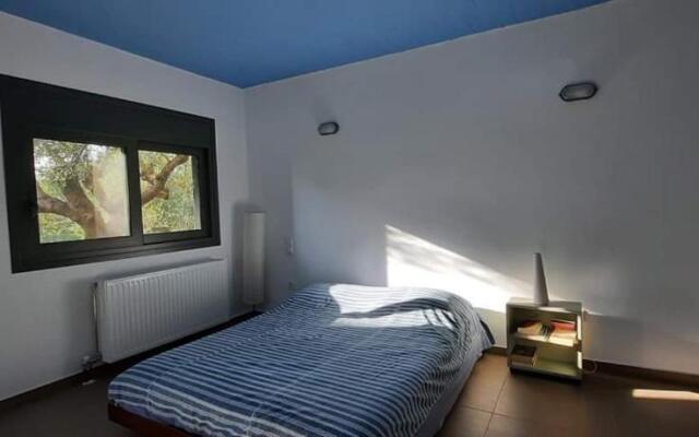 LIOFYTO - Stylish Villa with views to Foinikounda bay downstairs studio