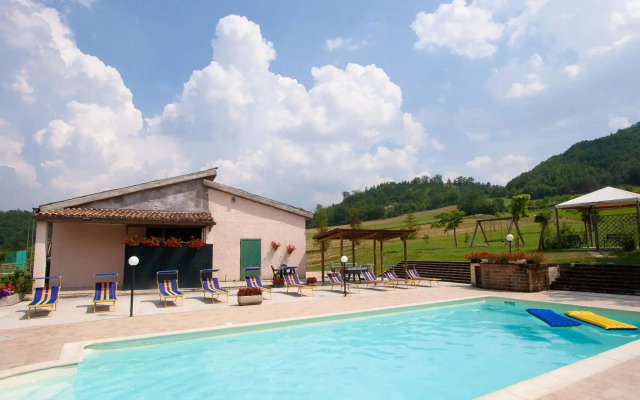Attractive holiday home in Urbania with bubble bath