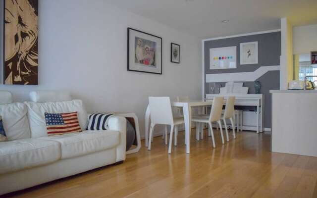 Modern 2 Bedroom Apartment with Balcony On The Canal