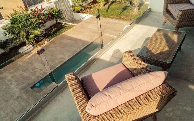 Breathtaking Beach Villa, Feel the Inviting Vibe!