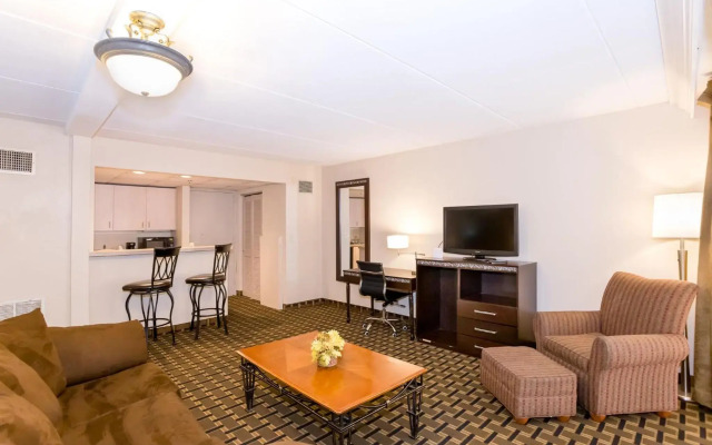 Ramada Hotel & Conference Center by Wyndham Plymouth