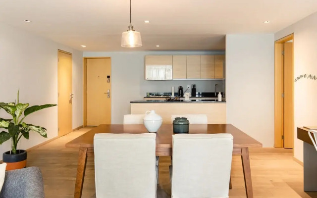 Executive 1BR Oasis With Kitchen & Private Balcony