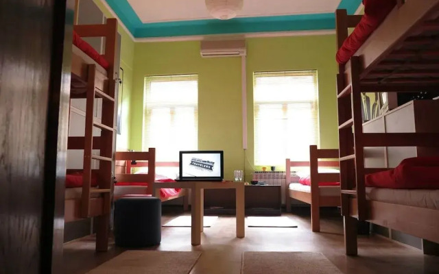 Traveler's Hostel & Apartments