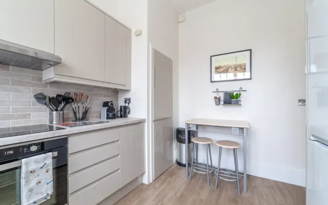Spacious 3-bed flat by popular Waterloo