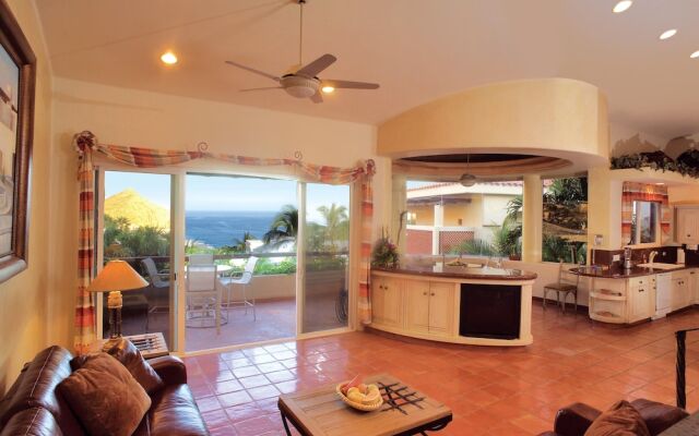 Spacious with Convenient Cabo Location, Villa Ballena