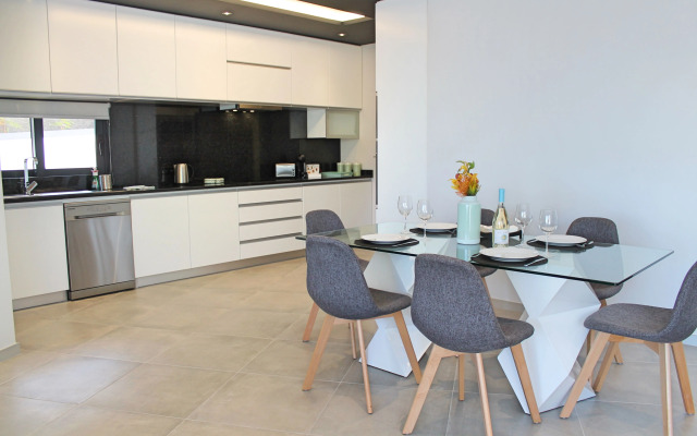 Beautiful modern villa, A/C, heated pool, sea-view | Calheta Charm