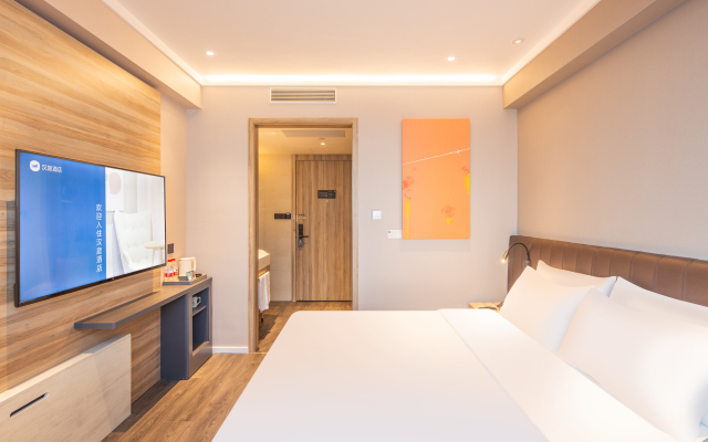 Elan Hotel (Luoyang Zhouwangcheng Plaza Subway Station Store)