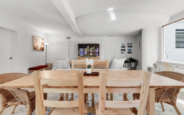 Modern & Fashionable Apartment w/Pool and Garden