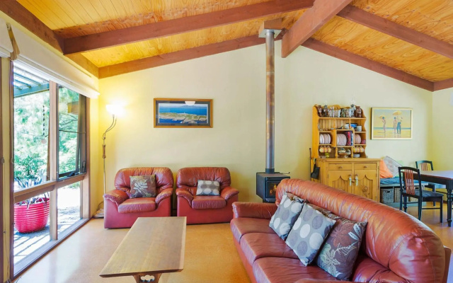 Caseys Pet Friendly Beach Cottage – Guest Rooms – Mystery Bay