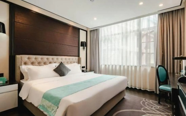 Xana Hotelle (Jokhang Temple at Potala Palace in Lhasa)