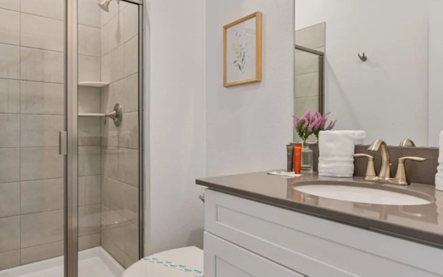 Amazing 4bdr House Storey Lake