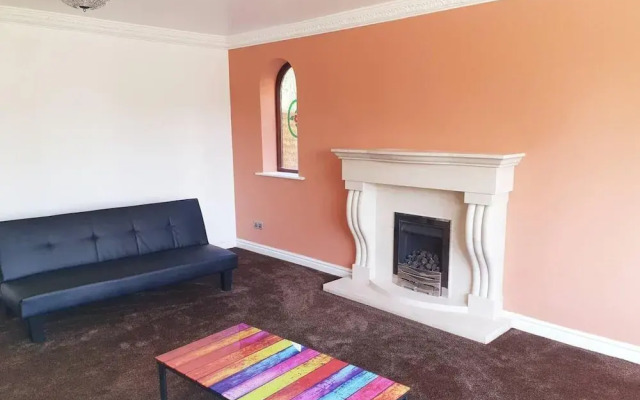 Lovely 4-bed , 3 Bath Villa in Bolton, Manchester