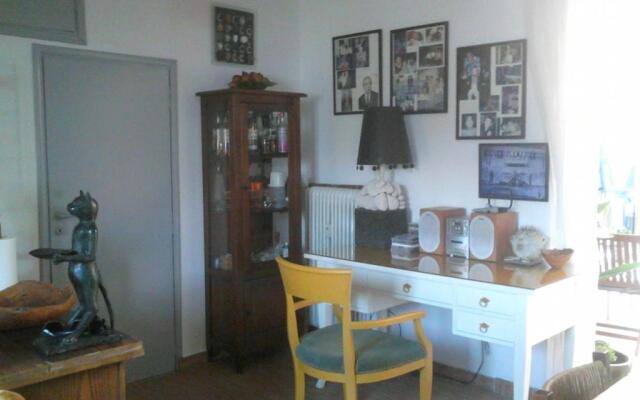 Roof-top garden apartment really well located in Athens