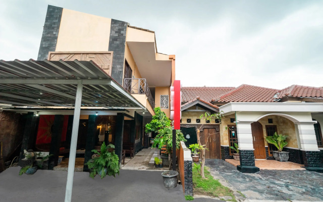 Super OYO 2285 Art Guest House Syariah