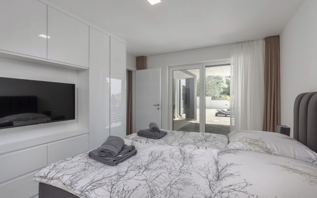 Spacious Pool Apartment Crikvenica