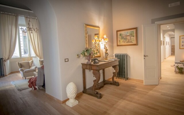 Breathtaking 4BD Apt 5min Walk to Duomo