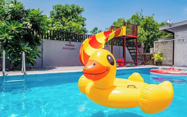 Ton Hom Pool Party
