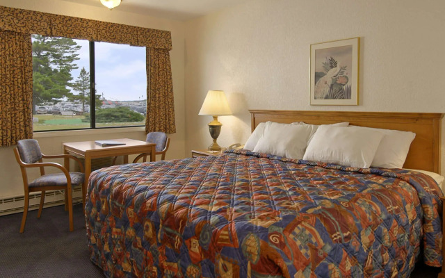 Days Inn by Wyndham Mackinaw City - Lakeview