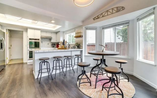 Pet-friendly Home w/ Hot Tub! 6 Mi to Dtwn Reno