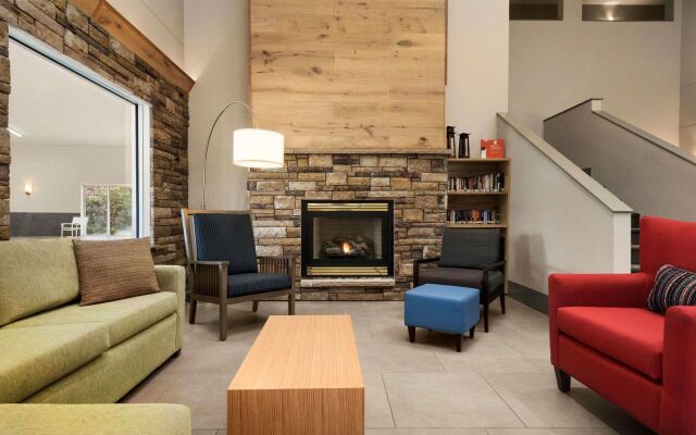 Country Inn & Suites by Radisson, Platteville, WI