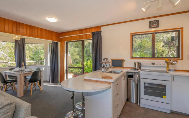 Hillside Haven - Tairua Holiday Home