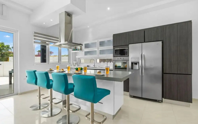 Modern Spacious 4br3ba w Pool Close to Beach