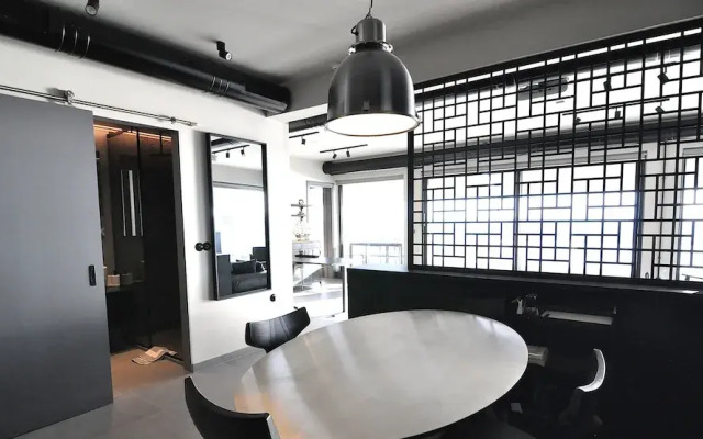 Nero Luxury Flat by Zennova