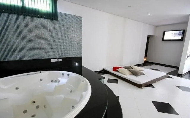 Motel Xanadú - Adults Only