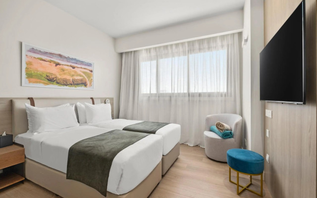 Mercure Larnaca Finikoudes Beach