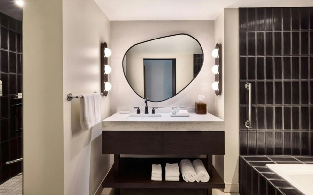 Renaissance® Phoenix Glendale Hotel & Conference Center
