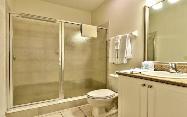 Genoa Vacation Rental: Stylish 2-BR Condo with Golf & Lake Views. Resort-Style Pool, Hot Tub, and Easy Access to Championship Golf. Minutes from Naples Beaches, 5th Avenue S, and Marco Island