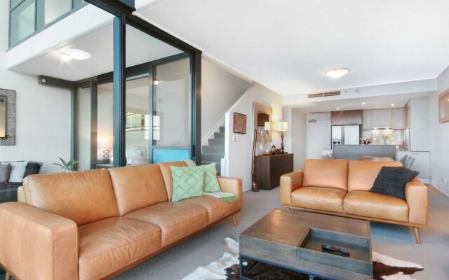 Spacious 3 Bedroom Apartment With City and River Views