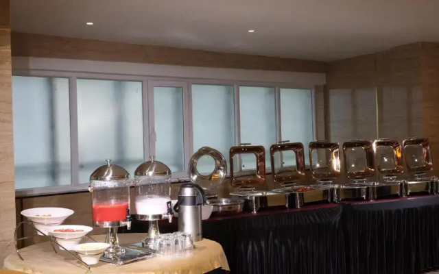 Royal Plaza Suites by RAK Rooms