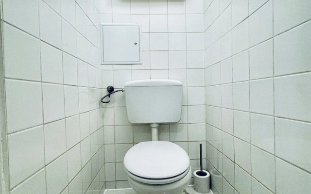 Cozy 3BR Apt with Garden Sleeps 10