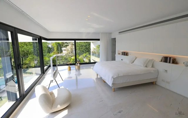 Luxurious Coastal Villa w Pool & Garden