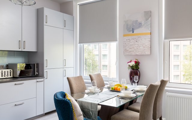 Sophisticated modern 2-bed 2-bath on Cromwell rd