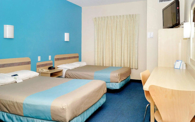 Motel 6 Peterborough, ON